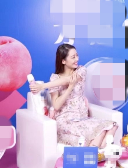 名副其实小蛮腰!吉娜反手开瓶盖毫不费力