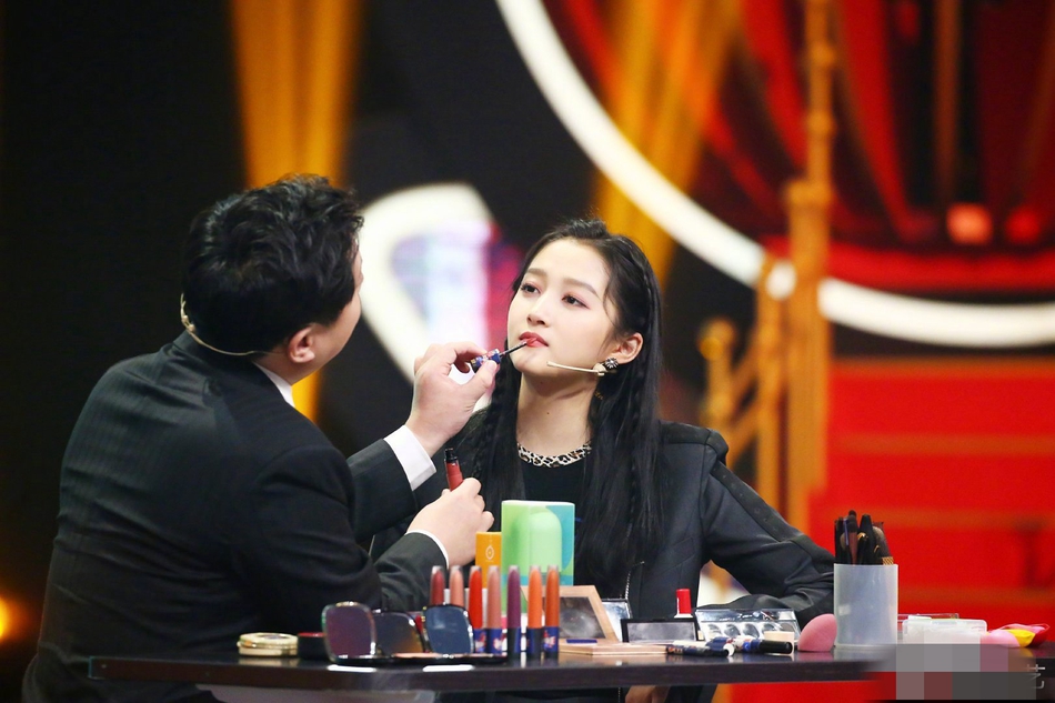沈腾给关晓彤化妆一脸自信 成果“惨不忍睹”