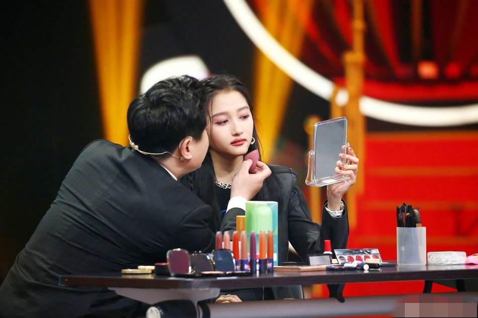 沈腾给关晓彤化妆一脸自信 成果“惨不忍睹”