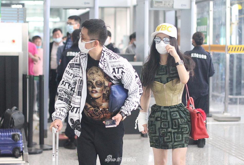 冉莹颖蜂腰细腿身材棒 手受伤获老公邹市明拿行李护驾