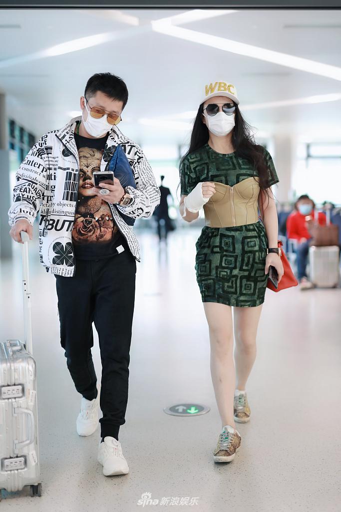 冉莹颖蜂腰细腿身材棒 手受伤获老公邹市明拿行李护驾
