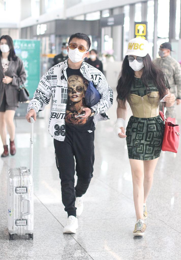 冉莹颖蜂腰细腿身材棒 手受伤获老公邹市明拿行李护驾