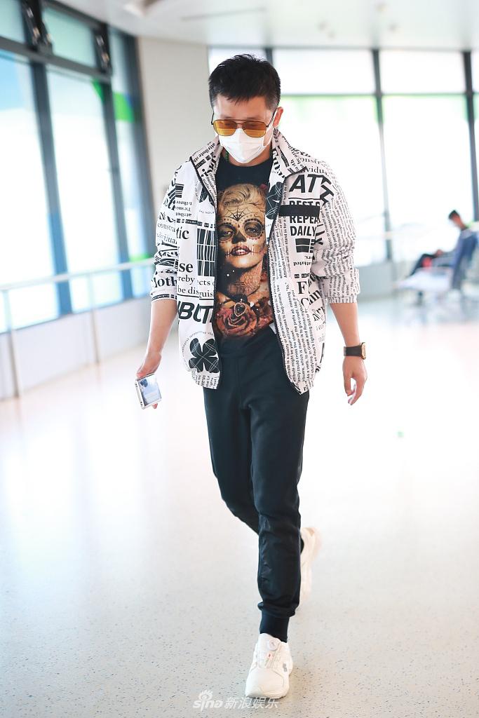 冉莹颖蜂腰细腿身材棒 手受伤获老公邹市明拿行李护驾