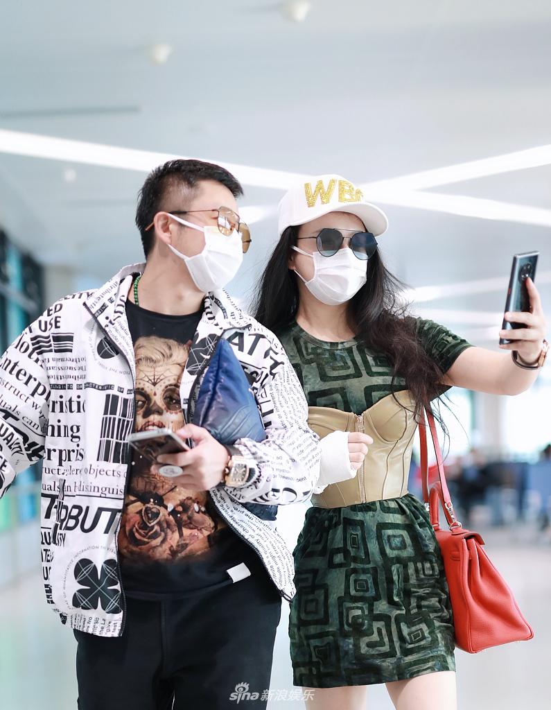 冉莹颖蜂腰细腿身材棒 手受伤获老公邹市明拿行李护驾