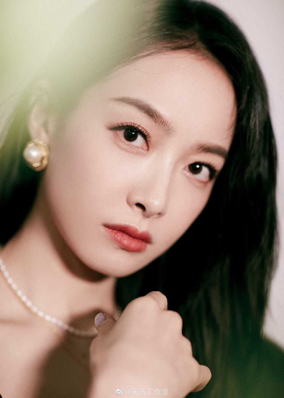 宋茜现身李佳琦直播间 对镜头向粉丝送飞吻