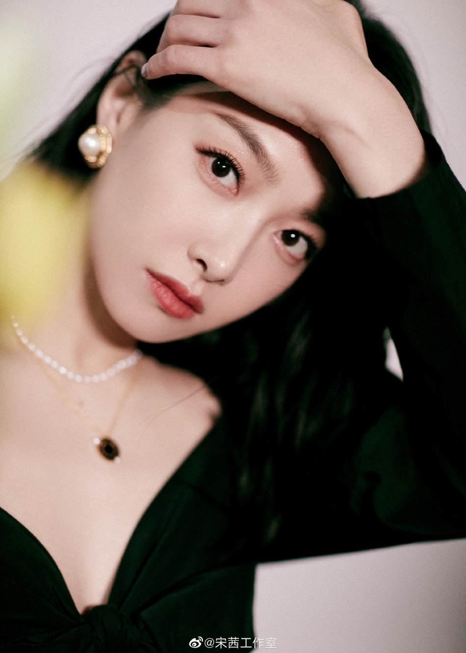 宋茜现身李佳琦直播间 对镜头向粉丝送飞吻