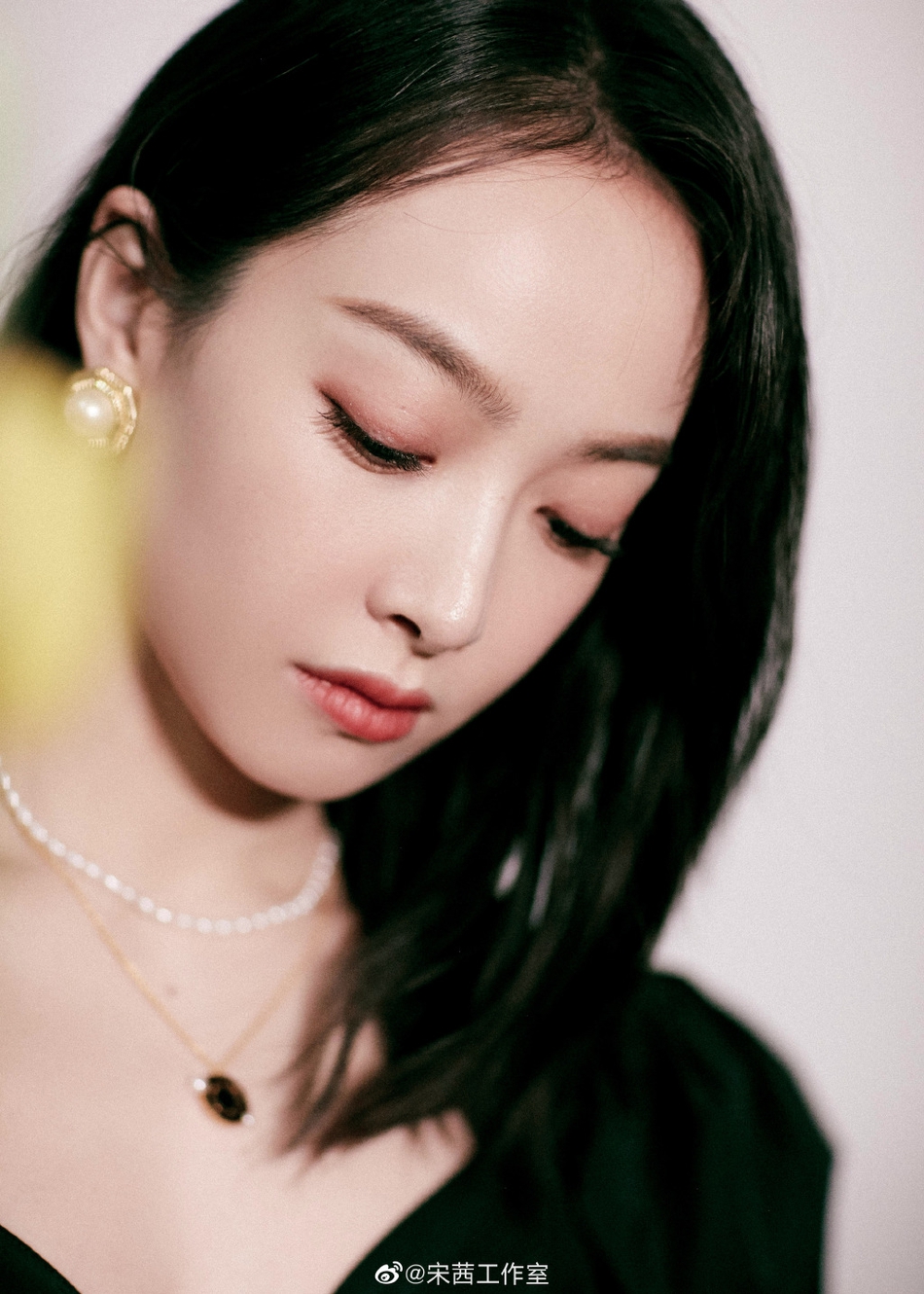 宋茜现身李佳琦直播间 对镜头向粉丝送飞吻