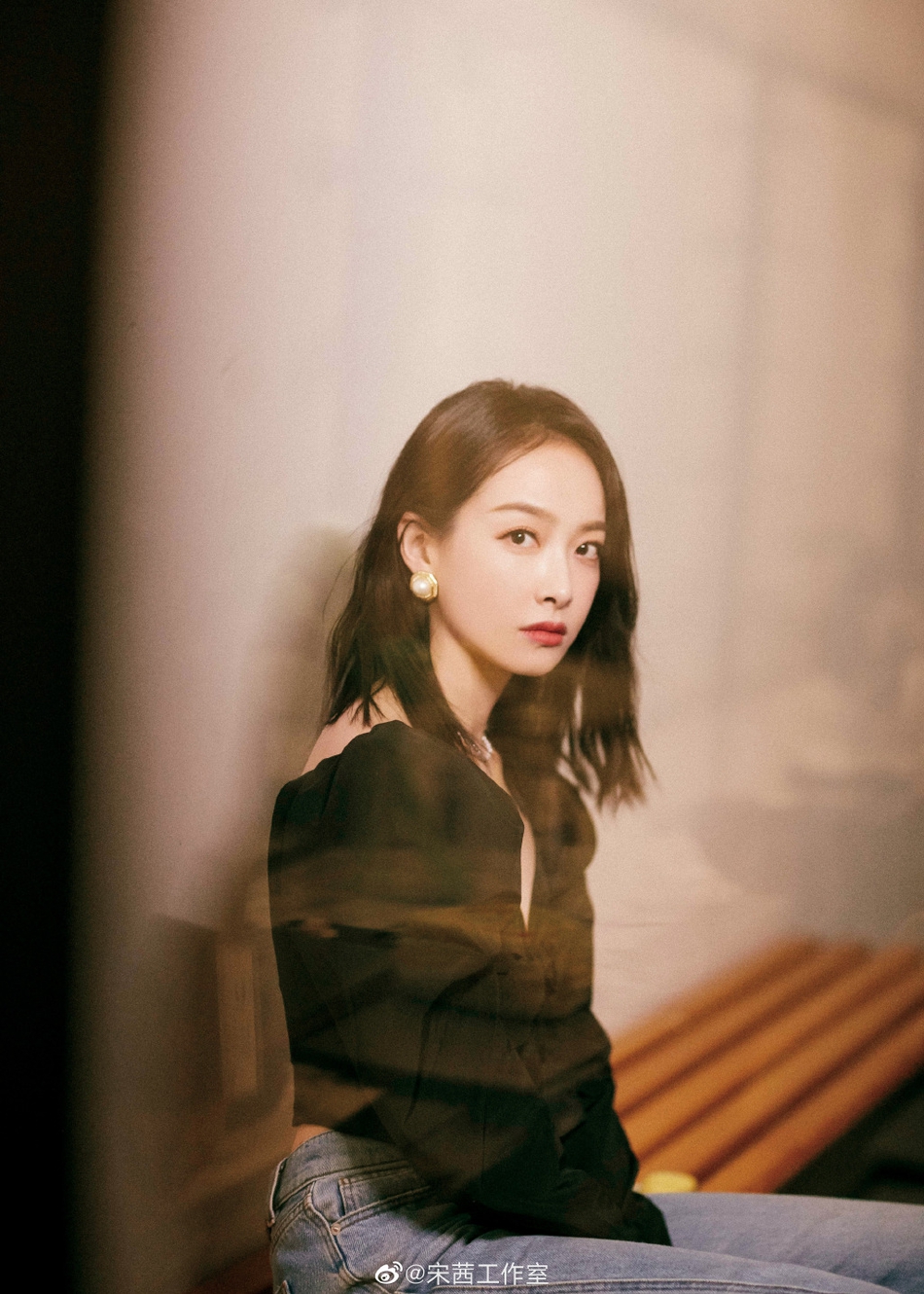 宋茜现身李佳琦直播间 对镜头向粉丝送飞吻