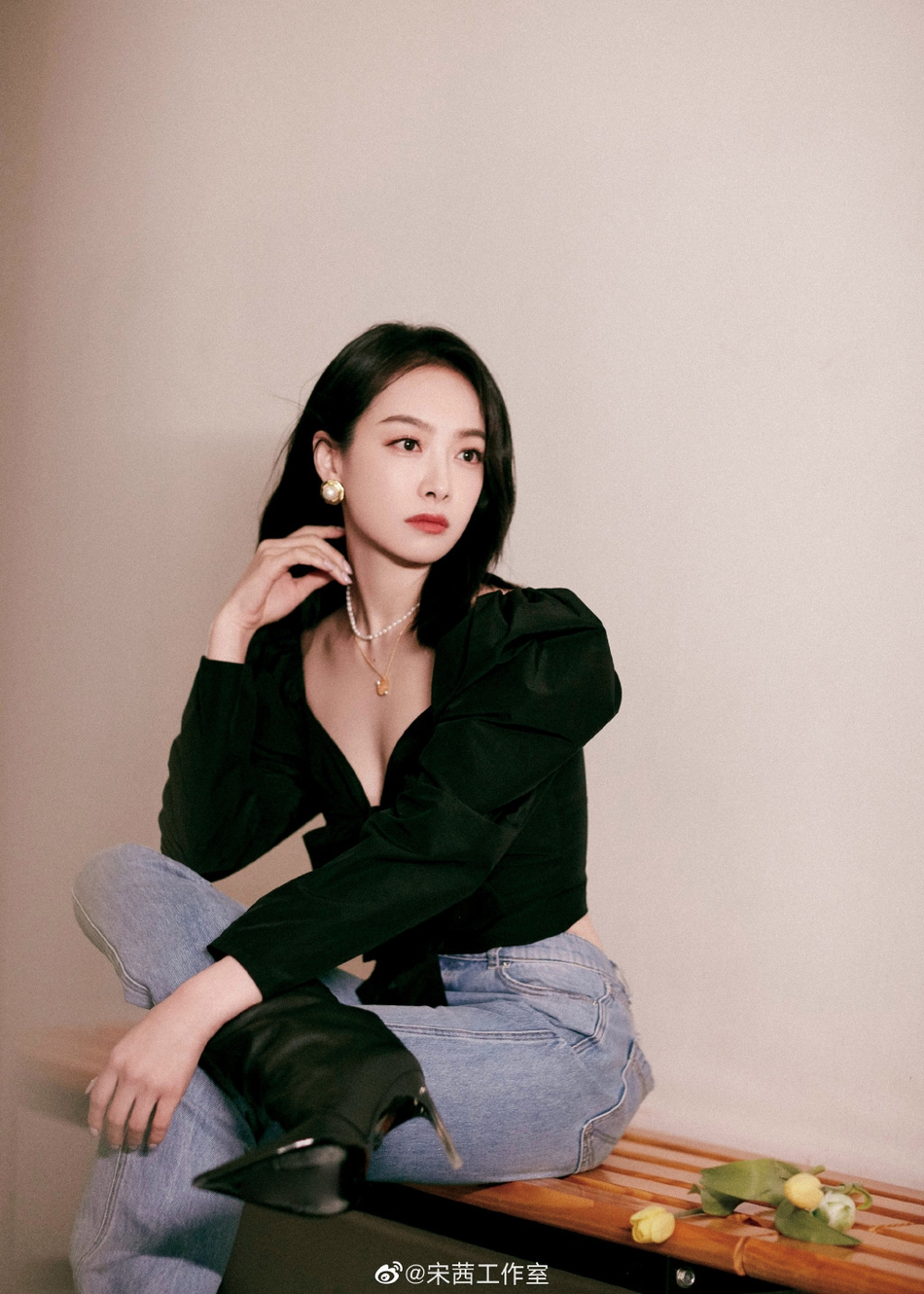 宋茜现身李佳琦直播间 对镜头向粉丝送飞吻