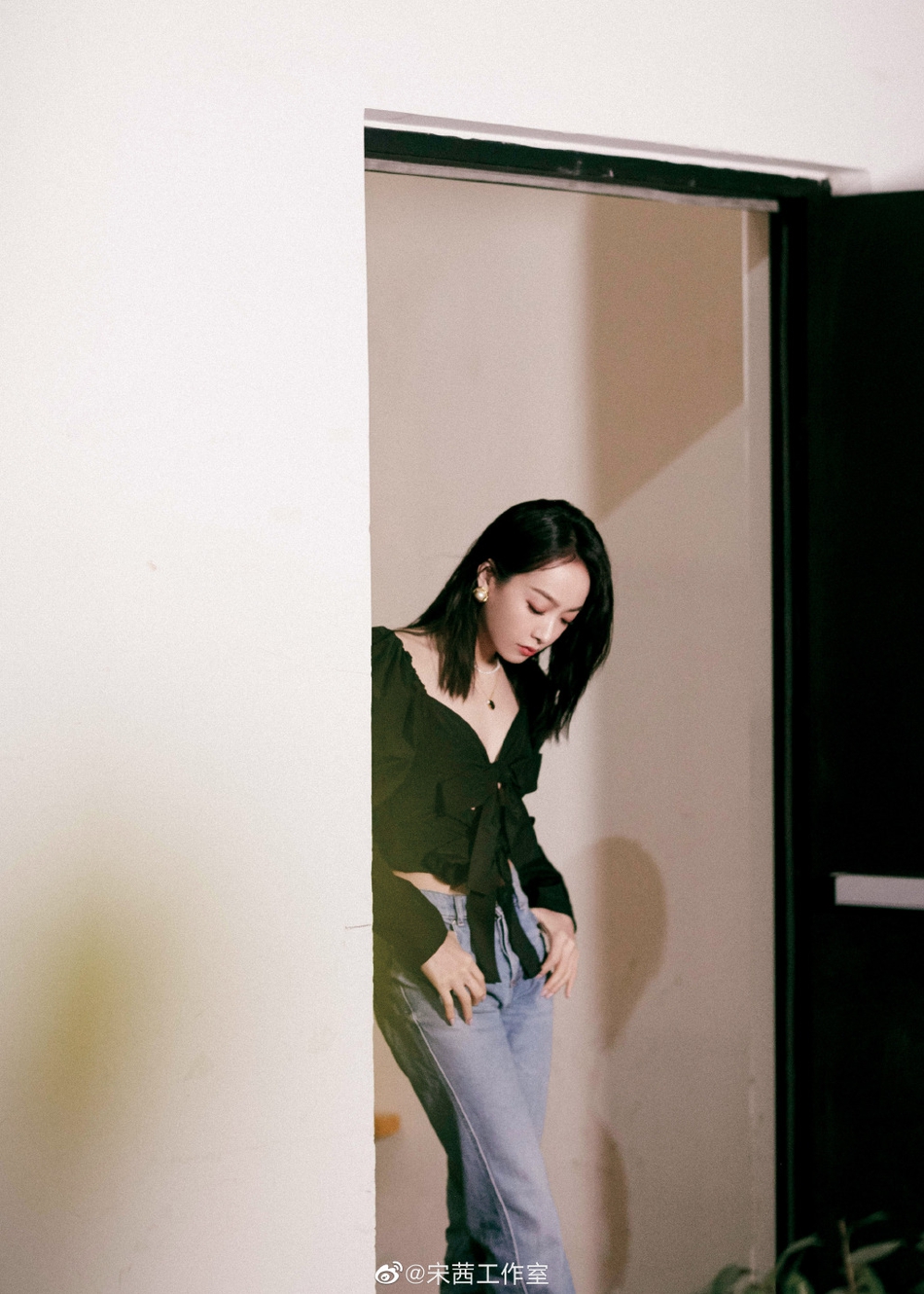 宋茜现身李佳琦直播间 对镜头向粉丝送飞吻