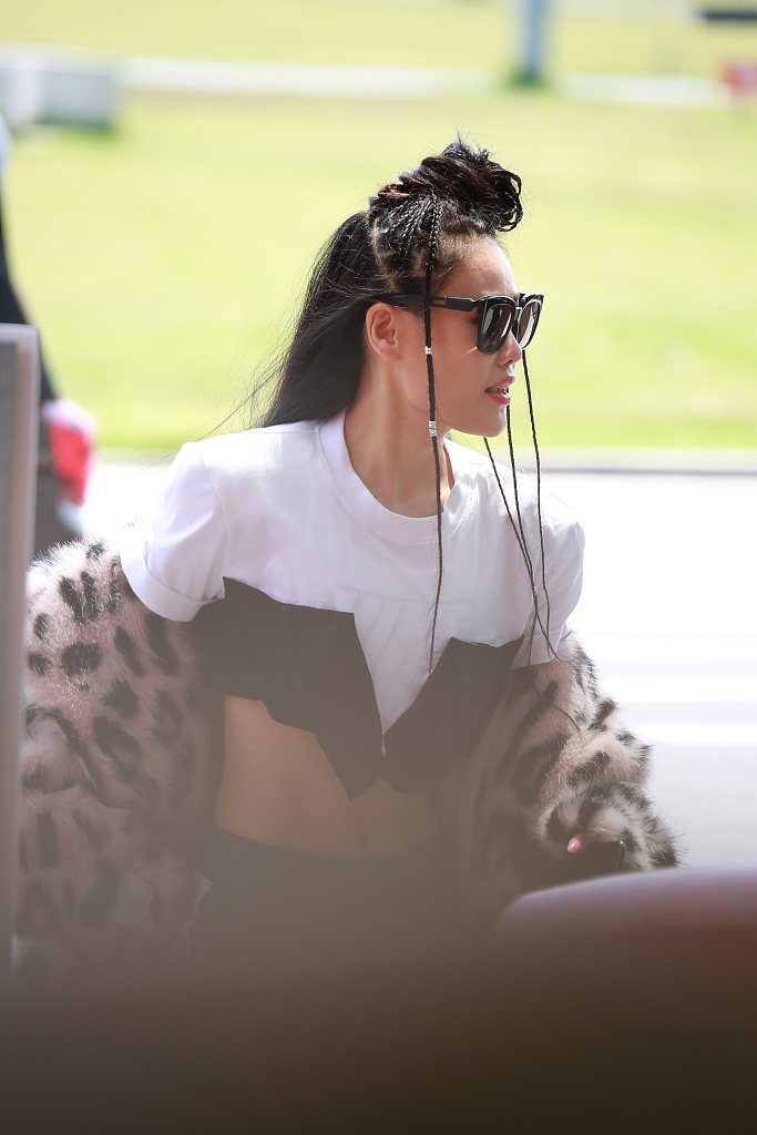 袁娅维穿豹纹外套秀小蛮腰 脏脏辫发型又美又飒