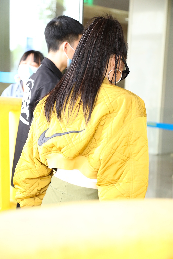 袁娅维穿豹纹外套秀小蛮腰 脏脏辫发型又美又飒