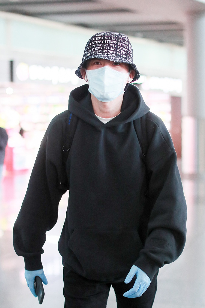 郑棋元背双肩包自推行李箱 口罩遮面包裹严实