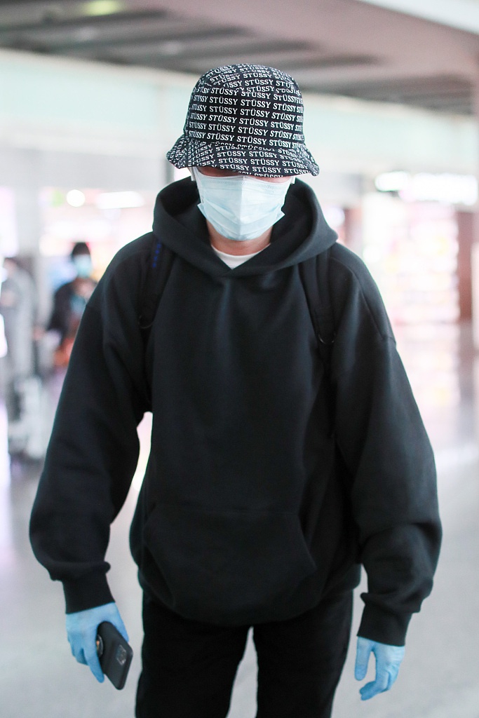 郑棋元背双肩包自推行李箱 口罩遮面包裹严实