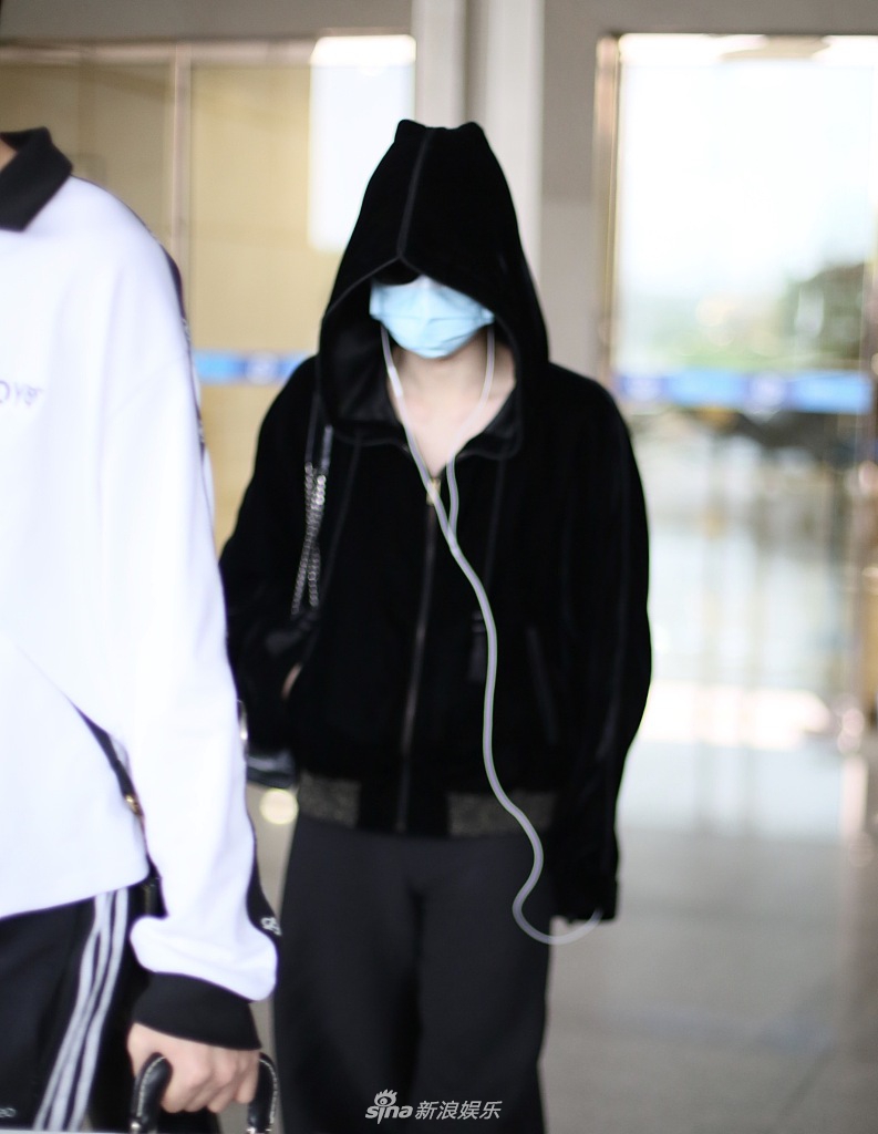 周震南口罩遮面低头快走 戴帽子挡眼似忧郁少年