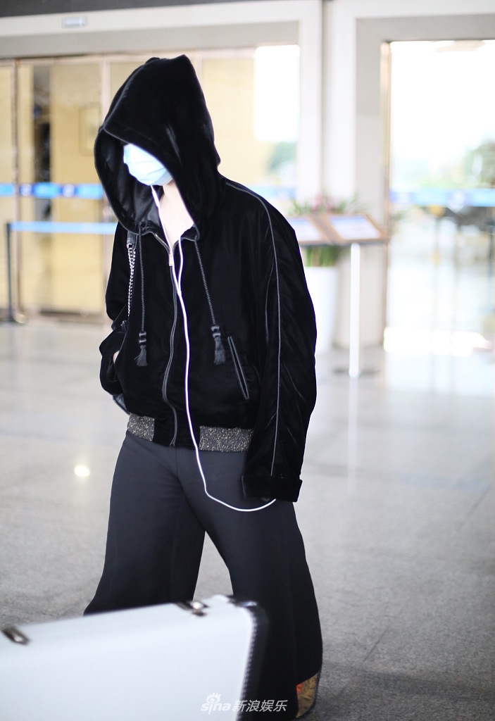 周震南口罩遮面低头快走 戴帽子挡眼似忧郁少年