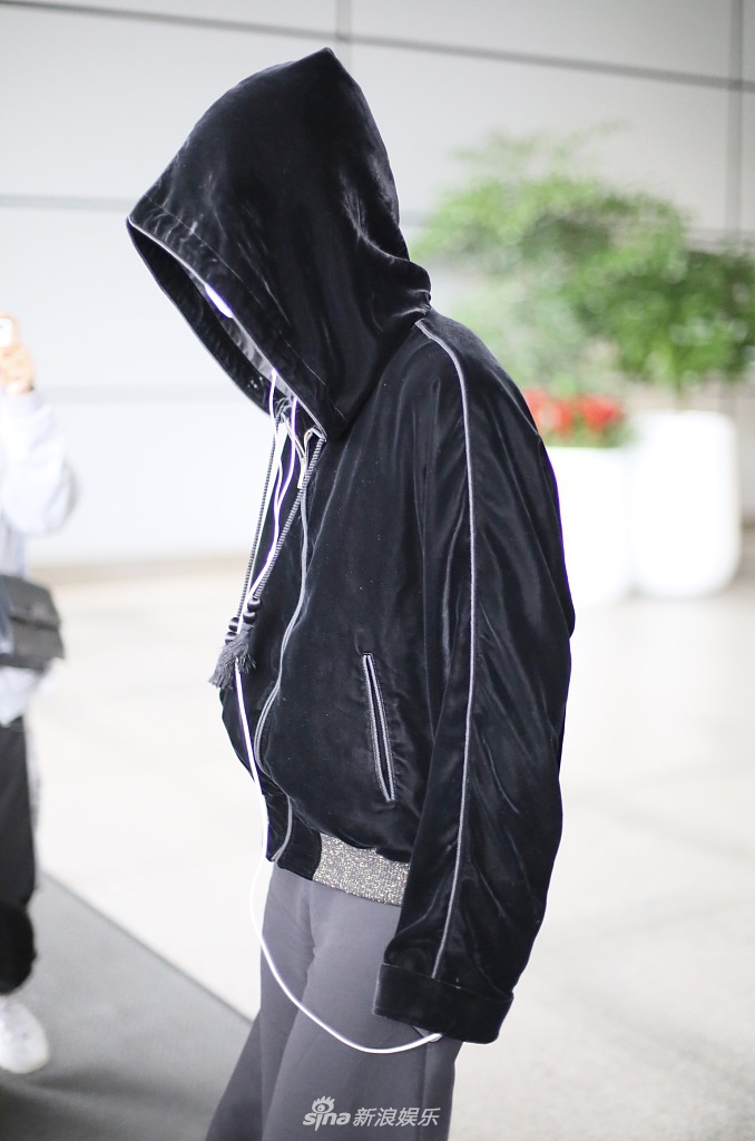 周震南口罩遮面低头快走 戴帽子挡眼似忧郁少年