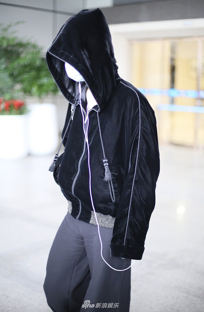 周震南口罩遮面低头快走 戴帽子挡眼似忧郁少年