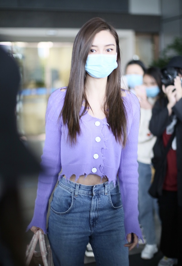 Baby穿超短破边上衣大秀蛮腰 长发披肩温婉可人