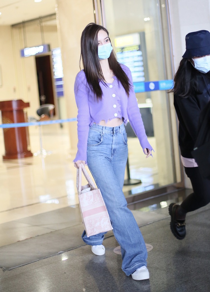 Baby穿超短破边上衣大秀蛮腰 长发披肩温婉可人