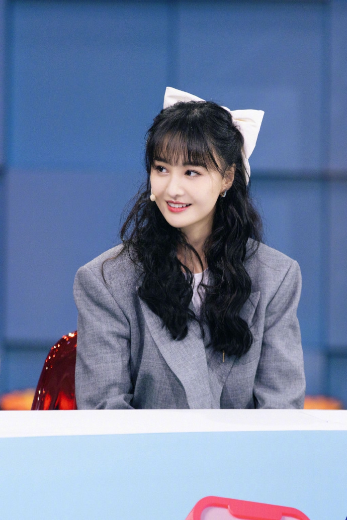 郑爽穿灰色西装知性干练 长卷发搭蝴蝶结发卡可爱俏皮