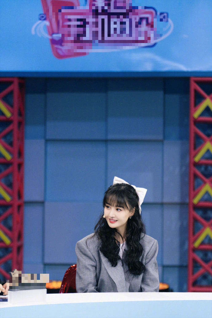 郑爽穿灰色西装知性干练 长卷发搭蝴蝶结发卡可爱俏皮