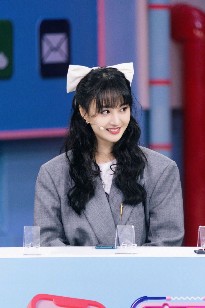 郑爽穿灰色西装知性干练 长卷发搭蝴蝶结发卡可爱俏皮