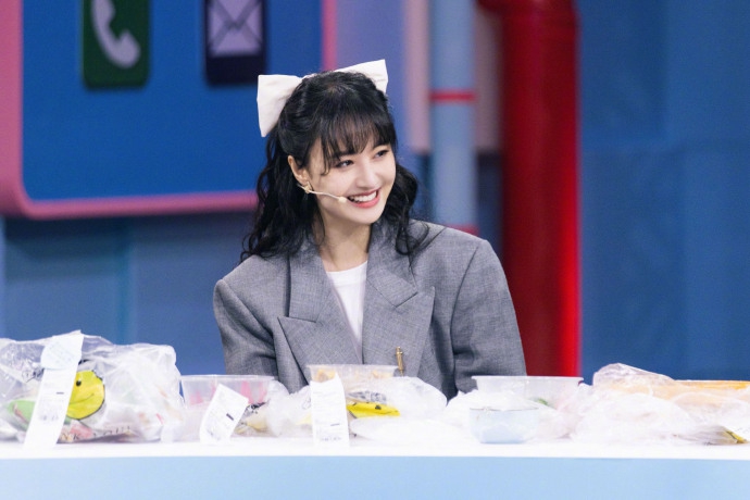 郑爽穿灰色西装知性干练 长卷发搭蝴蝶结发卡可爱俏皮