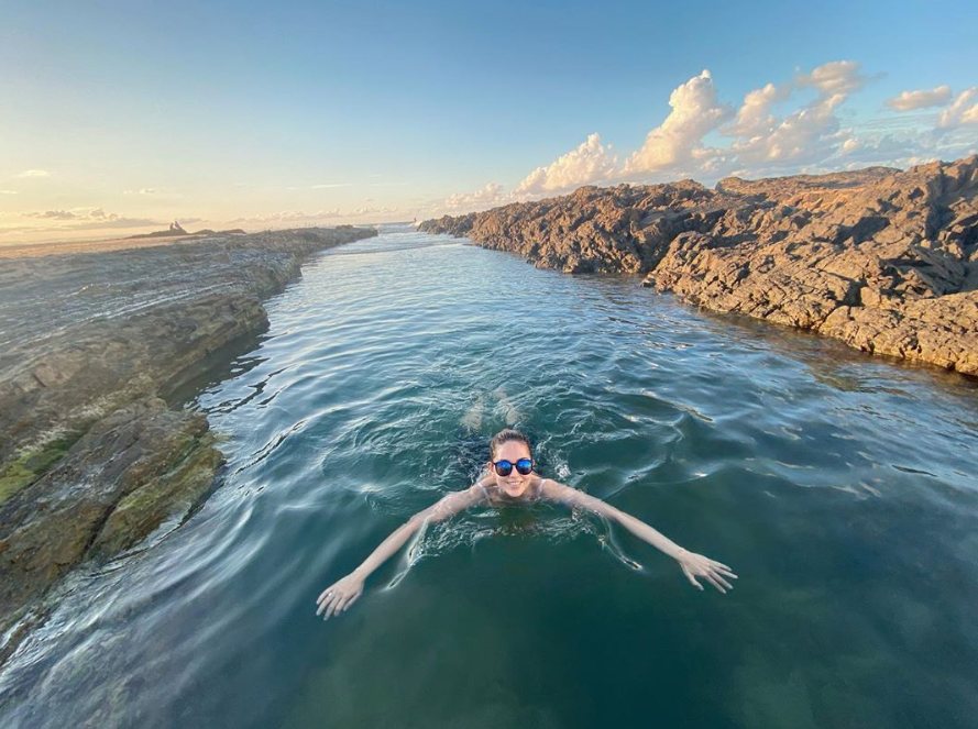 昆凌久违晒游泳美照 对镜甜笑宛若“美人鱼”