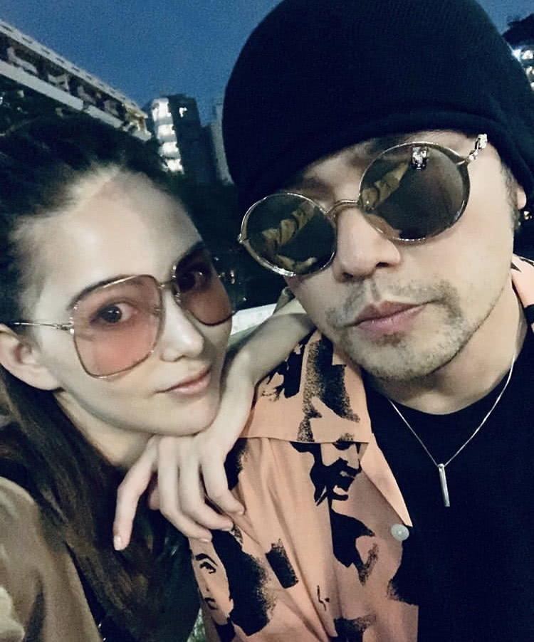 昆凌久违晒游泳美照 对镜甜笑宛若“美人鱼”