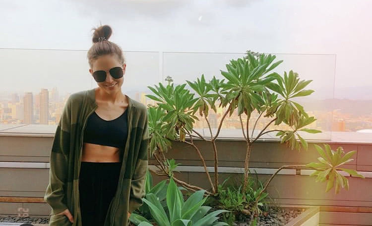 昆凌久违晒游泳美照 对镜甜笑宛若“美人鱼”