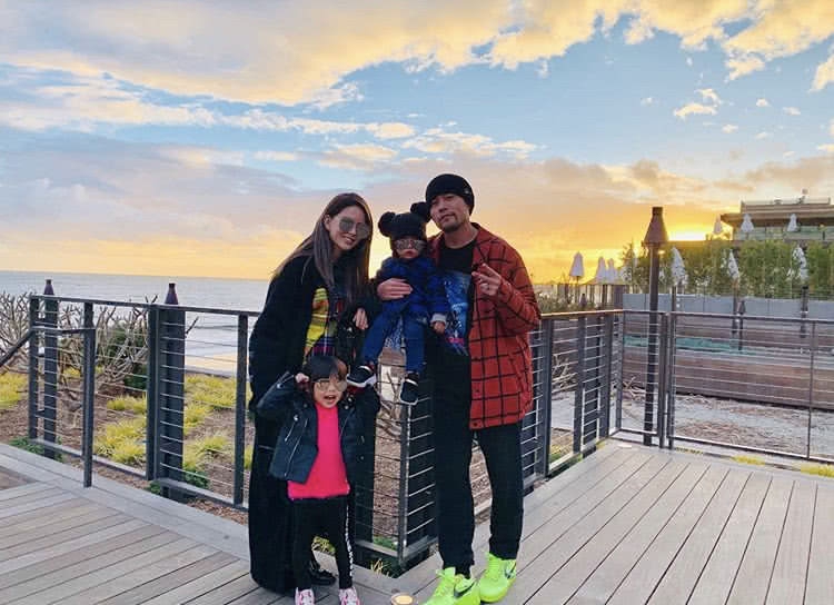 昆凌久违晒游泳美照 对镜甜笑宛若“美人鱼”