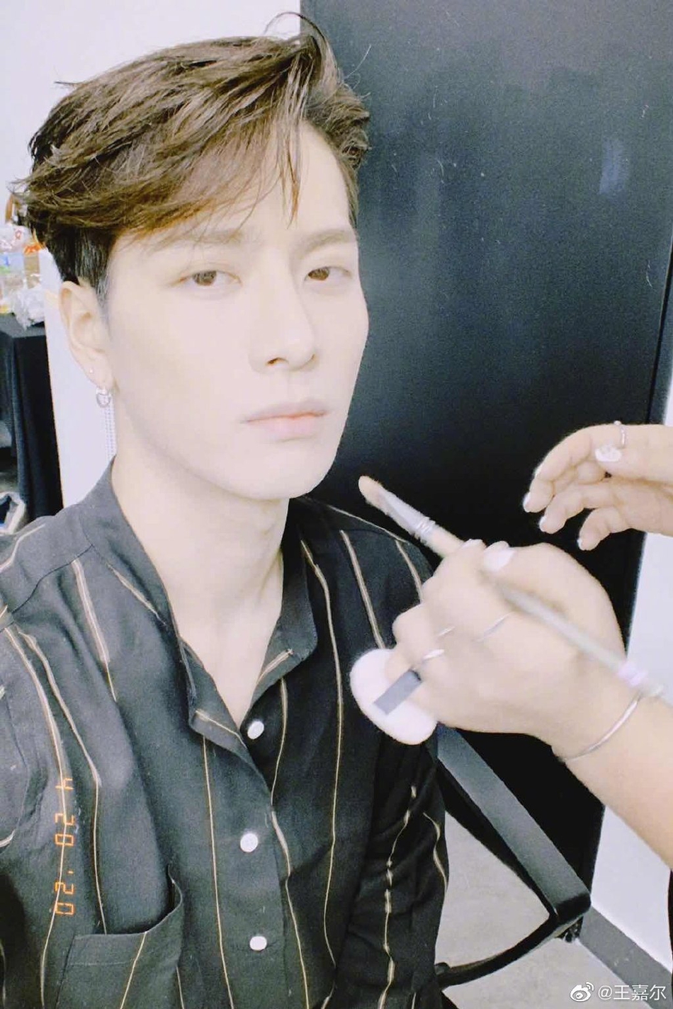 王嘉尔趁化妆师做造型时自拍 怼脸工作照帅气有型