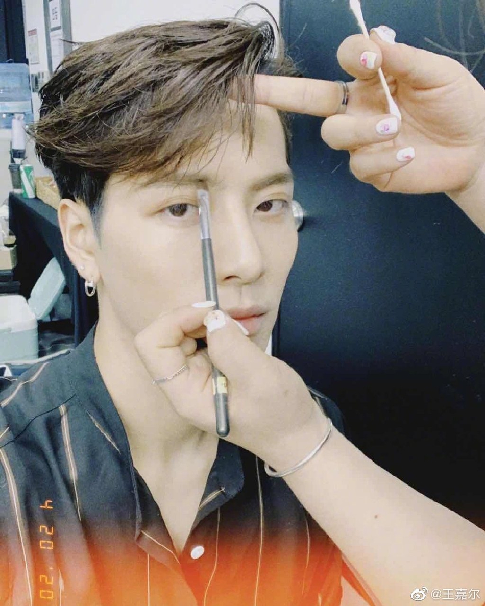 王嘉尔趁化妆师做造型时自拍 怼脸工作照帅气有型
