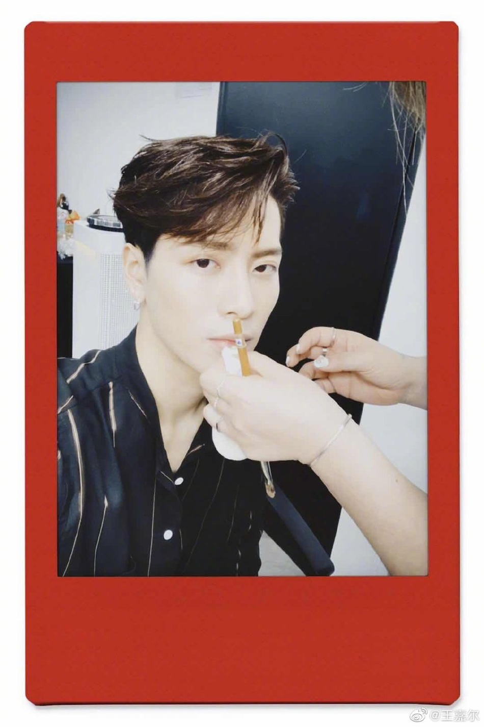 王嘉尔趁化妆师做造型时自拍 怼脸工作照帅气有型