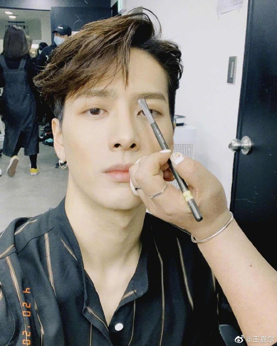 王嘉尔趁化妆师做造型时自拍 怼脸工作照帅气有型