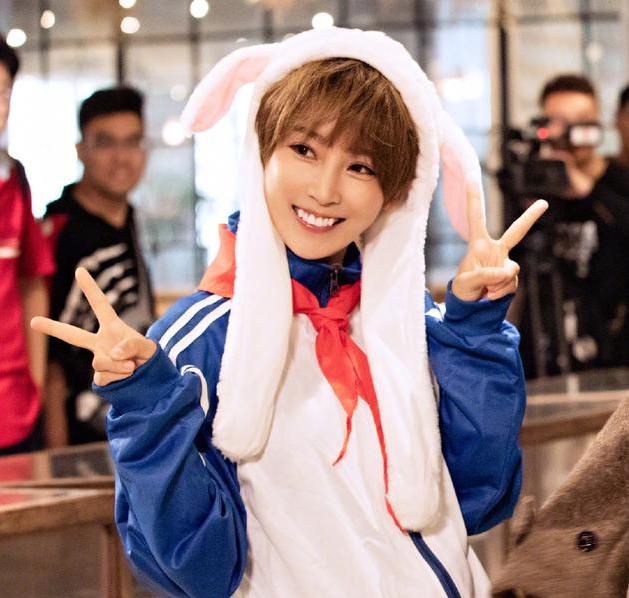 谢楠晒吴所谓画的搞笑熊猫 忍不住发问：谁能信？