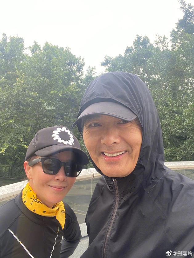 刘嘉玲晒与周润发自拍 晨跑6点6千米健康养生