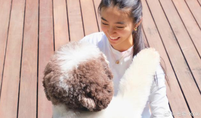 木村光希带宠物狗花园玩耍 笑容灿烂心情大好