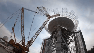 面积有9个篮球场那么大 火星探测数据接收70米天线吊装成功