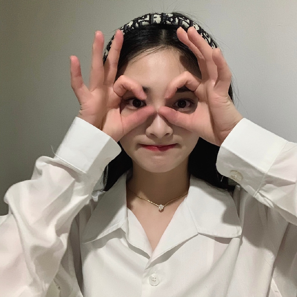 周洁琼穿白色衬衣干净清爽 对镜凹造型尽显可爱