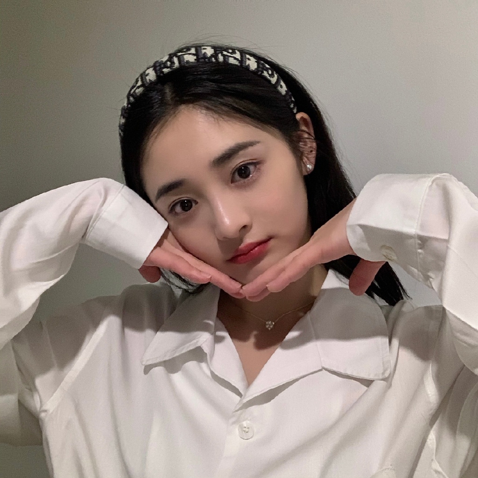 周洁琼穿白色衬衣干净清爽 对镜凹造型尽显可爱