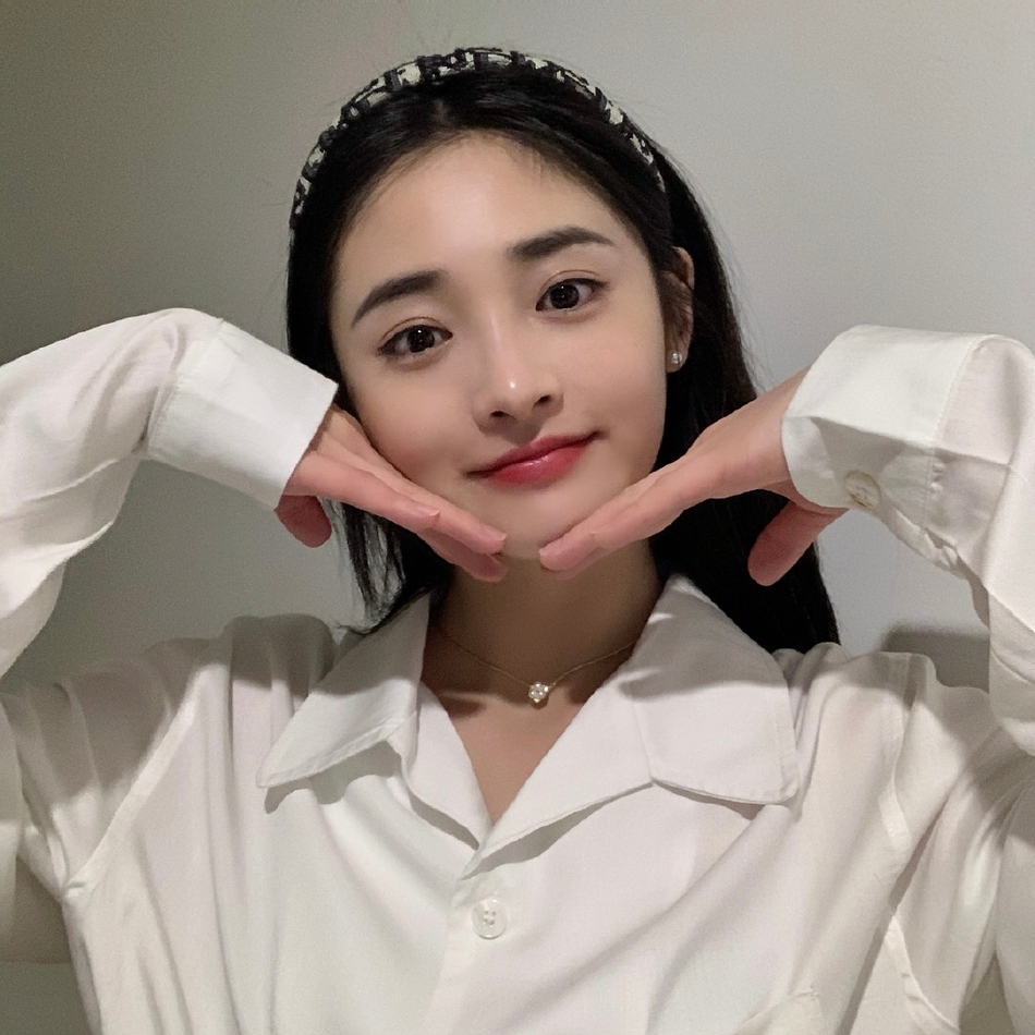 周洁琼穿白色衬衣干净清爽 对镜凹造型尽显可爱