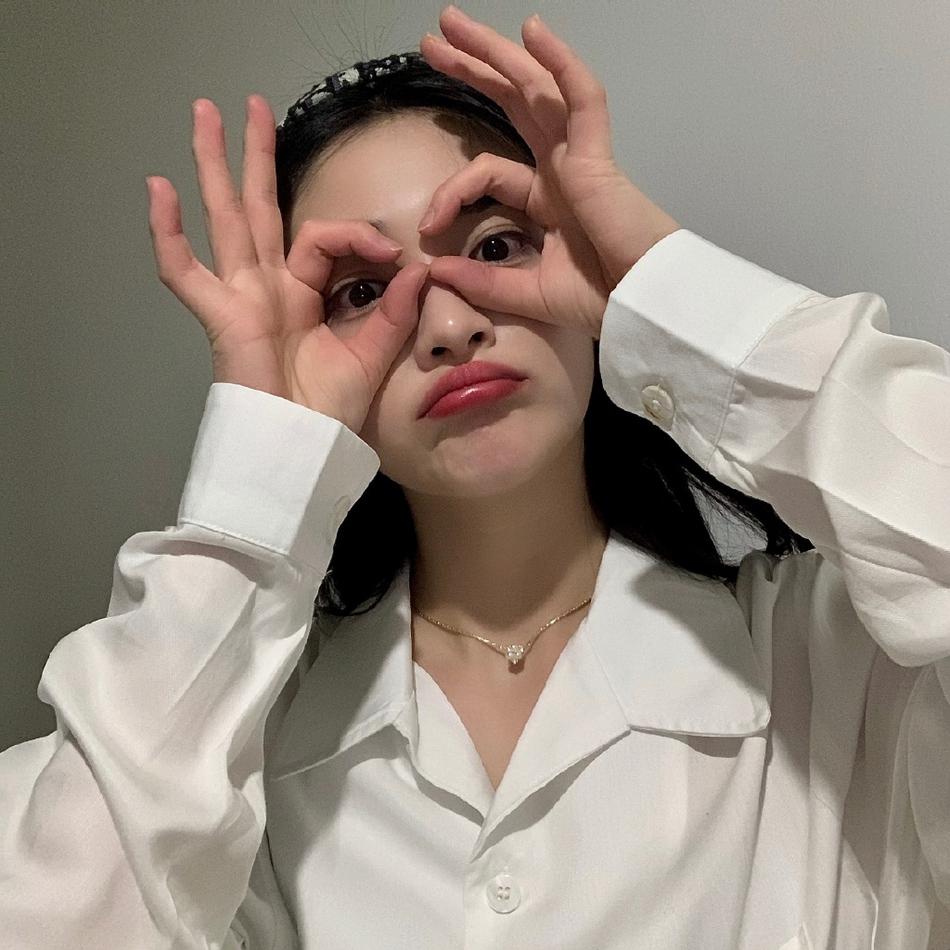 周洁琼穿白色衬衣干净清爽 对镜凹造型尽显可爱