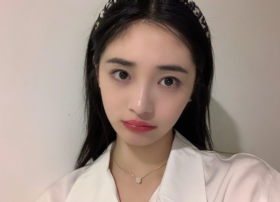 周洁琼穿白色衬衣干净清爽 对镜凹造型尽显可爱