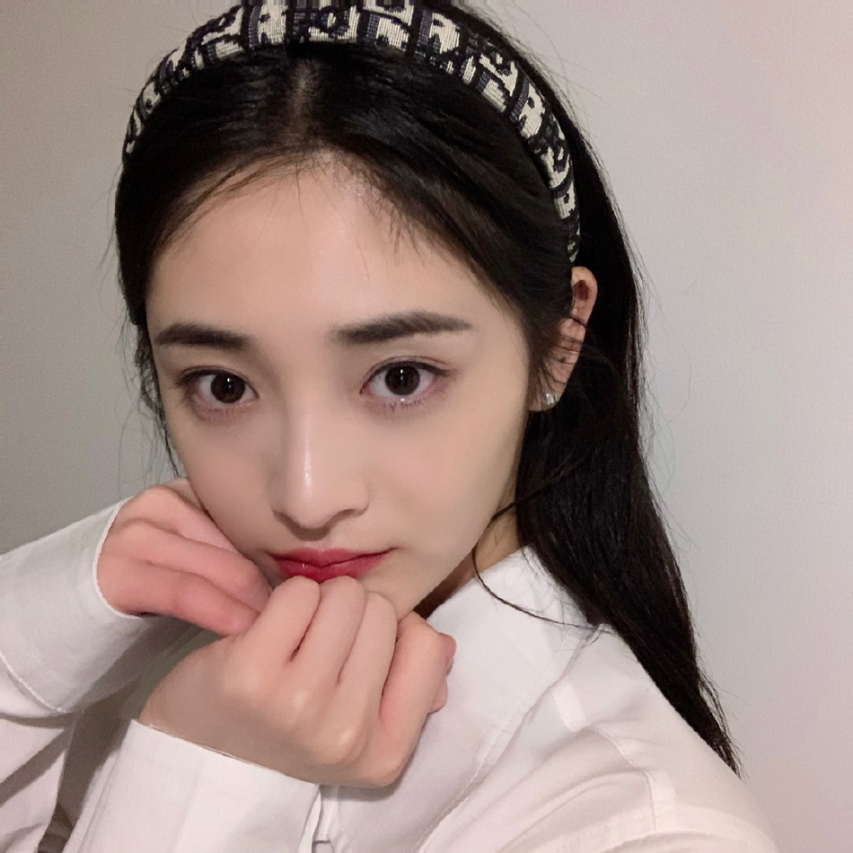 周洁琼穿白色衬衣干净清爽 对镜凹造型尽显可爱