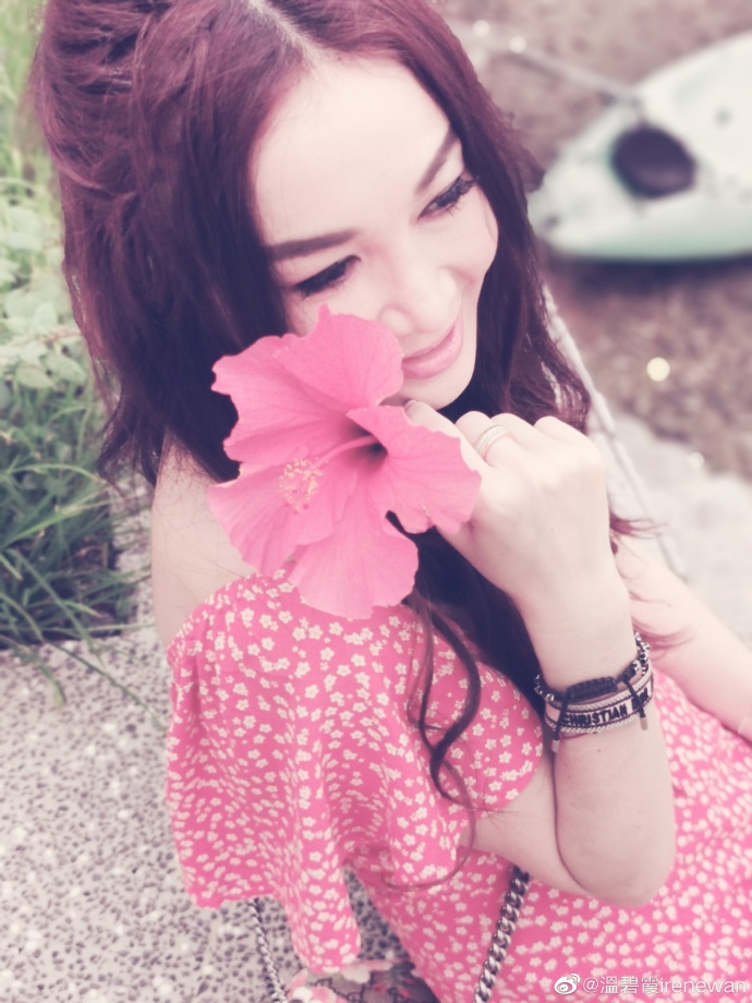 温碧霞与家人度假晒美照 细嗅花香尽显小女人风情