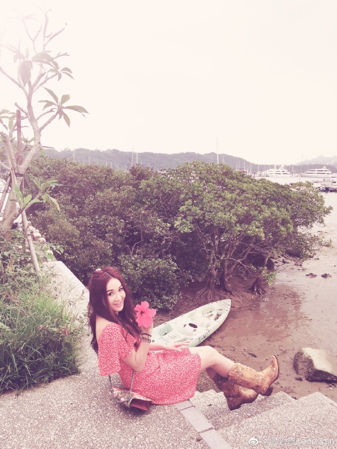 温碧霞与家人度假晒美照 细嗅花香尽显小女人风情