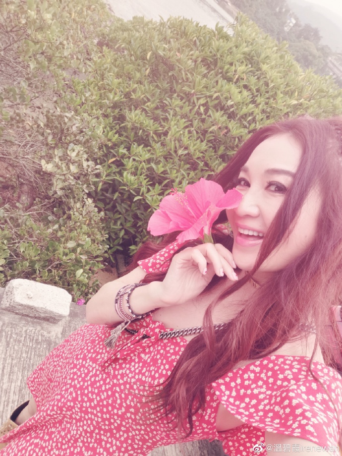 温碧霞与家人度假晒美照 细嗅花香尽显小女人风情