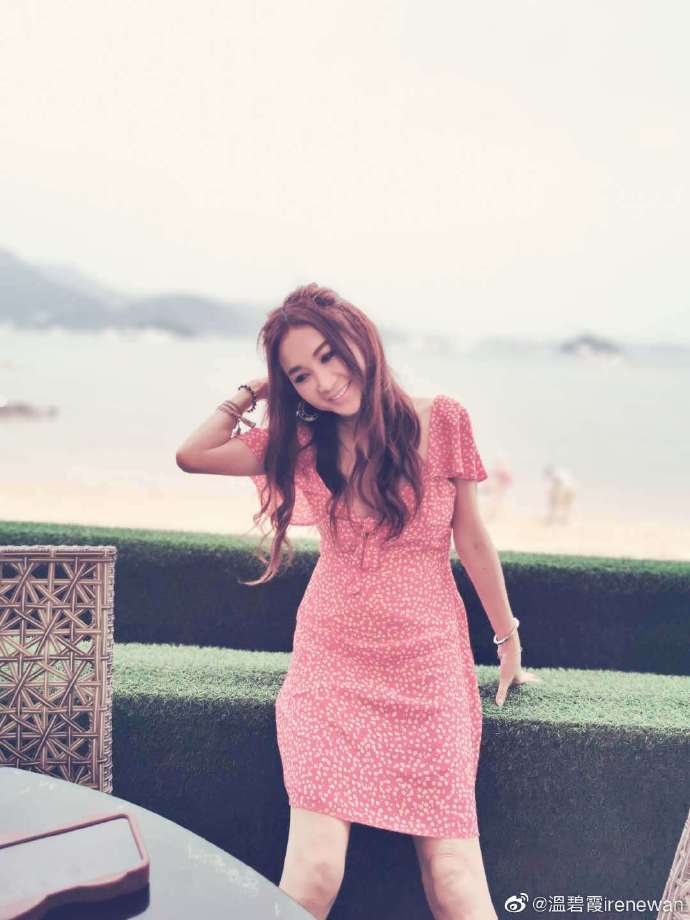 温碧霞与家人度假晒美照 细嗅花香尽显小女人风情